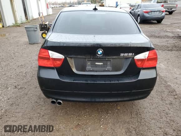 2006 BMW 3 Series 325i z VIN WBAVB13556KR56078, wystawiony jako Copart lot #78587984 z przebiegiem 165 240 mil mil oraz Czysty tytuł • Clean title. Historia ofert i sprzedaży dostępna na DreamBid. Obrazek 6.