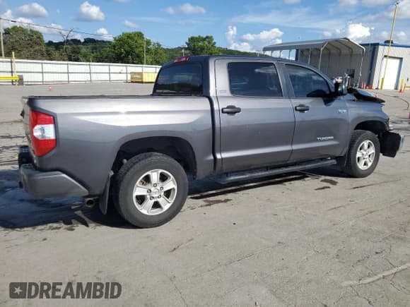 ✅ 2018 Toyota Tundra SR5 • VIN: 5TFDW5F14JX739801 • Лот: 66619165. Опубликован ранее на Copart с пробегом 171 839 миль. Бесплатный доступ к архиву аукционных продаж из США и подробный отчёт об истории автомобиля на DreamBid. Изображение 3.