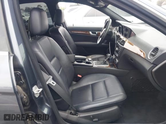 ✅ 2014 Mercedes-Benz C 250 Sport • VIN: WDDGF4HB4EG254230 • Lot: 42865949. Wystawiony na IAAI z przebiegiem 133 717 mil. Bezpłatny archiwum sprzedaży aukcyjnych z USA i szczegółowy raport historii pojazdu na DreamBid. Zdjęcie 5.