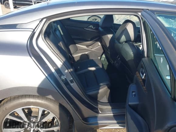 ✅ 2018 Nissan Maxima SV • VIN: 1N4AA6AP3JC368629 • Lot: 43047653. Wystawiony na IAAI z przebiegiem 73 867 mil. Bezpłatny archiwum sprzedaży aukcyjnych z USA i szczegółowy raport historii pojazdu na DreamBid. Zdjęcie 8.