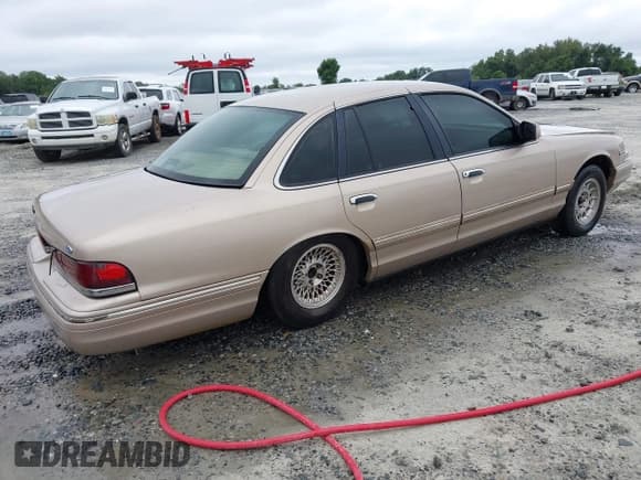 ✅ 1997 Ford Crown Victoria LX • VIN: 2FALP74WXVX141057 • Lot: 42945107. Wystawiony na IAAI z przebiegiem 182 749 mil. Bezpłatny archiwum sprzedaży aukcyjnych z USA i szczegółowy raport historii pojazdu na DreamBid. Zdjęcie 4.