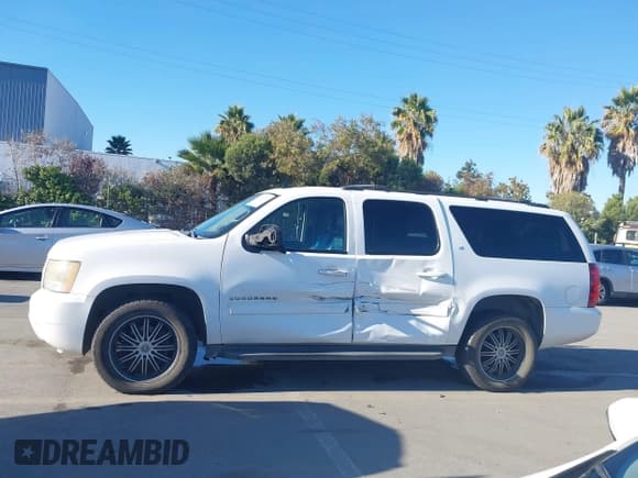 ✅ 2011 Chevrolet Suburban LT • VIN: 1GNSKJE30BR208994 • Lot: 43551916. Wystawiony na IAAI z przebiegiem 239 030 mil. Bezpłatny archiwum sprzedaży aukcyjnych z USA i szczegółowy raport historii pojazdu na DreamBid. Zdjęcie 14.