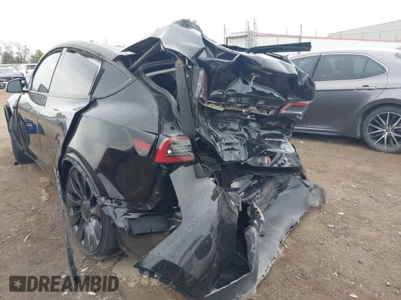 ✅ 2023 Tesla Model Y Performance • VIN: 7SAYGDEF6PF663915 • Lot: 43428082. Wystawiony na IAAI z przebiegiem 30 812 mil. Bezpłatny archiwum sprzedaży aukcyjnych z USA i szczegółowy raport historii pojazdu na DreamBid. Zdjęcie 3.