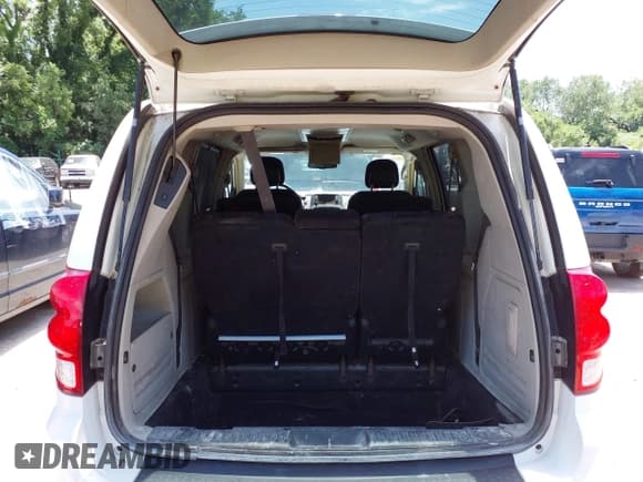 ✅ 2013 Dodge Grand Caravan Crew • VIN: 2C4RDGDG7DR812399 • Lot: 42565877. Wystawiony na IAAI z przebiegiem 212 030 mil. Bezpłatny archiwum sprzedaży aukcyjnych z USA i szczegółowy raport historii pojazdu na DreamBid. Zdjęcie 17.