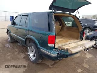 ✅ 1998 Chevrolet Blazer LS • VIN: 1GNCS13W6W2222740 • Lot: 41766049. Wystawiony na IAAI z przebiegiem 140 496 mil. Bezpłatny archiwum sprzedaży aukcyjnych z USA i szczegółowy raport historii pojazdu na DreamBid. Zdjęcie 3.