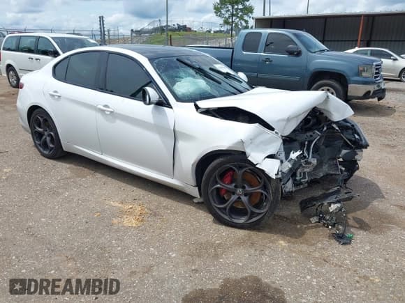 ✅ 2018 Alfa Romeo Giulia Ti Sport • VIN: ZARFAEEN8J7583814 • Лот: 42355186. Опубликован ранее на IAAI с пробегом Не указан. Бесплатный доступ к архиву аукционных продаж из США и подробный отчёт об истории автомобиля на DreamBid. Изображение 1.