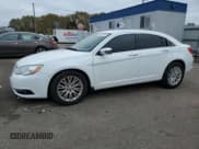 ✅ 2013 Chrysler 200 Limited • VIN: 1C3CCBCG2DN744088 • Lot: 92157495. Wystawiony na Copart z przebiegiem 168 576 mil. Bezpłatny archiwum sprzedaży aukcyjnych z USA i szczegółowy raport historii pojazdu na DreamBid. Zdjęcie 1.