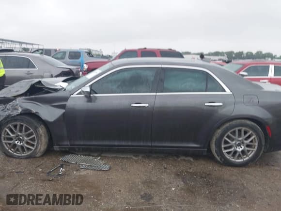 ✅ 2015 Chrysler 300 C • VIN: 2C3CCAEG4FH903728 • Lot: 42425950. Wystawiony na IAAI z przebiegiem 289 661 mil. Bezpłatny archiwum sprzedaży aukcyjnych z USA i szczegółowy raport historii pojazdu na DreamBid. Zdjęcie 14.