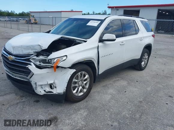 ✅ 2021 Chevrolet Traverse LT Cloth • VIN: 1GNERGKW0MJ126548 • Lot: 42998904. Wystawiony na IAAI z przebiegiem 66 776 mil. Bezpłatny archiwum sprzedaży aukcyjnych z USA i szczegółowy raport historii pojazdu na DreamBid. Zdjęcie 2.