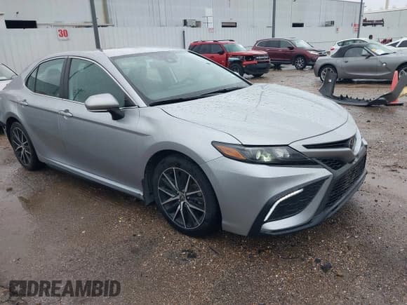 ✅ 2024 Toyota Camry SE • VIN: 4T1G11AK3RU857206 • Lot: 43822187. Wystawiony na IAAI z przebiegiem 35 274 mil. Bezpłatny archiwum sprzedaży aukcyjnych z USA i szczegółowy raport historii pojazdu na DreamBid. Zdjęcie 1.