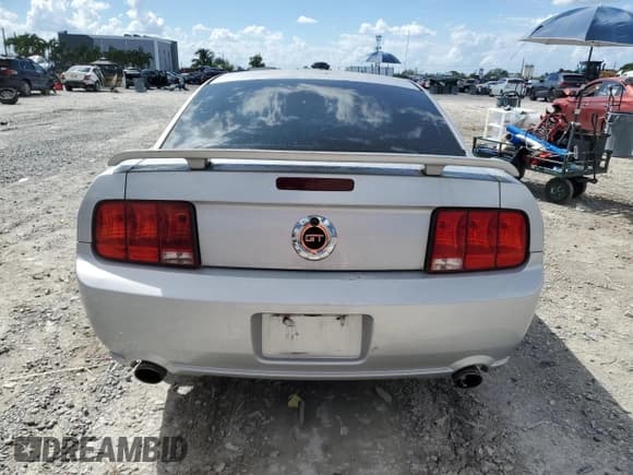 ✅ 2005 Ford Mustang GT Deluxe • VIN: 1ZVHT82H355129028 • Лот: 84586055. Опубликован ранее на Copart с пробегом 240 677 миль. Бесплатный доступ к архиву аукционных продаж из США и подробный отчёт об истории автомобиля на DreamBid. Изображение 6.