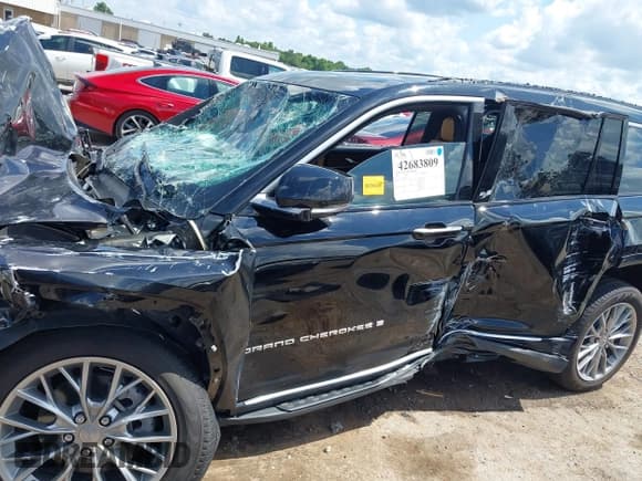 ✅ 2024 Jeep Grand Cherokee Summit • VIN: 1C4RJKEG6R8621036 • Lot: 42683809. Listed on IAAI with Not provided. Free auction sales archive from the USA and detailed vehicle history report at DreamBid. Image 6.