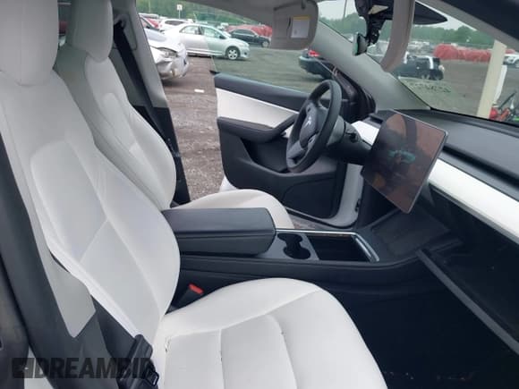 ✅ 2022 Tesla Model Y Long Range • VIN: 7SAYGDEE1NF354678 • Lot: 42284727. Wystawiony na IAAI z przebiegiem 86 112 mil. Bezpłatny archiwum sprzedaży aukcyjnych z USA i szczegółowy raport historii pojazdu na DreamBid. Zdjęcie 5.
