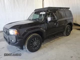 ✅ 2024 Toyota Land Cruiser • VIN: JTEABFAJ9RK005199 • Lot: 84892205. Wystawiony na Copart z przebiegiem 10 960 mil. Bezpłatny archiwum sprzedaży aukcyjnych z USA i szczegółowy raport historii pojazdu na DreamBid. Zdjęcie 1.