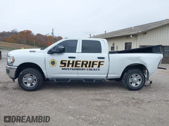✅ 2024 Ram 2500 Tradesman • VIN: 3C6UR5CJ5RG152008 • Lot: 43648312. Wystawiony na IAAI z przebiegiem 10 895 mil. Bezpłatny archiwum sprzedaży aukcyjnych z USA i szczegółowy raport historii pojazdu na DreamBid. Zdjęcie 15.