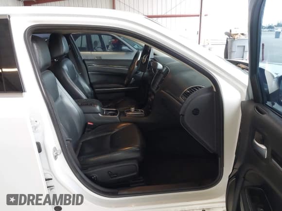 ✅ 2016 Chrysler 300 Anniversary Edition • VIN: 2C3CCAAGXGH220360 • Lot: 43335679. Wystawiony na IAAI z przebiegiem 234 256 mil. Bezpłatny archiwum sprzedaży aukcyjnych z USA i szczegółowy raport historii pojazdu na DreamBid. Zdjęcie 5.