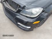 ✅ 2013 Mercedes-Benz C 250 • VIN: WDDGJ4HB3DG066876 • Lot: 41676738. Wystawiony na IAAI z przebiegiem 86 245 mil. Bezpłatny archiwum sprzedaży aukcyjnych z USA i szczegółowy raport historii pojazdu na DreamBid. Zdjęcie 13.