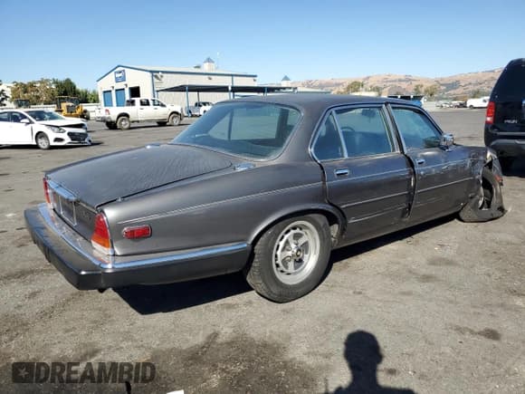 ✅ 1985 Jaguar XJ • VIN: SAJAV1344FC391205 • Lot: 77213414. Listed on Copart with 140,112 mi. Free auction sales archive from the USA and detailed vehicle history report at DreamBid. Image 3.