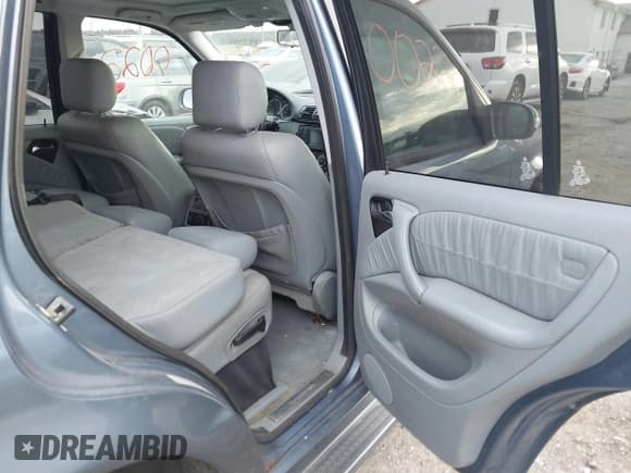 ✅ 2005 Mercedes-Benz M 350 • VIN: 4JGAB57E55A551762 • Lot: 40800022. Listed on IAAI with 174,828 mi. Free auction sales archive from the USA and detailed vehicle history report at DreamBid. Image 8.