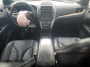 ✅ 2015 Lincoln MKC • VIN: 5LMTJ2AHXFUJ10039 • Lot: 90116575. Wystawiony na Copart z przebiegiem 87 284 mil. Bezpłatny archiwum sprzedaży aukcyjnych z USA i szczegółowy raport historii pojazdu na DreamBid. Zdjęcie 8.