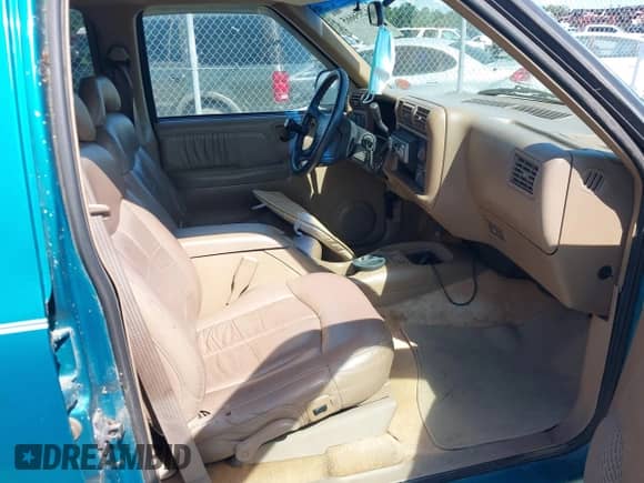 1995 Chevrolet Blazer z VIN 1GNCS13W5S2194195, wystawiony jako IAAI lot #42956665 z przebiegiem 272 985 mil mil oraz . Historia ofert i sprzedaży dostępna na DreamBid. Obrazek 5.