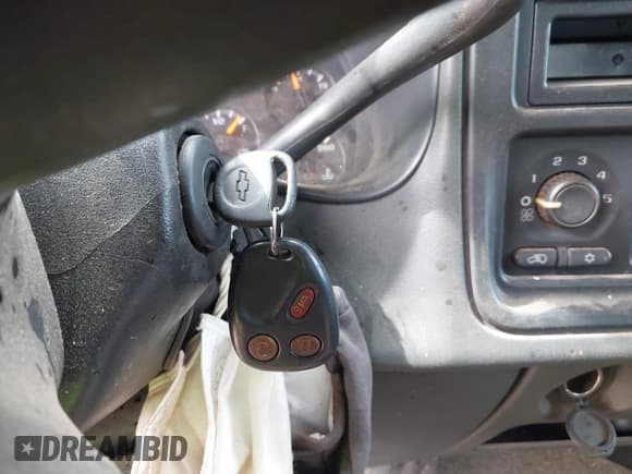 ✅ 2005 Chevrolet Silverado 2500HD LS • VIN: 1GCHK23285F930402 • Lot: 42322628. Wystawiony na IAAI z przebiegiem 218 392 mil. Bezpłatny archiwum sprzedaży aukcyjnych z USA i szczegółowy raport historii pojazdu na DreamBid. Zdjęcie 11.