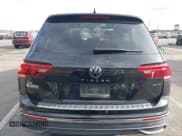 ✅ 2022 Volkswagen Tiguan SE • VIN: 3VV2B7AX4NM120946 • Lot: 43693176. Wystawiony na IAAI z przebiegiem 30 237 mil. Bezpłatny archiwum sprzedaży aukcyjnych z USA i szczegółowy raport historii pojazdu na DreamBid. Zdjęcie 16.