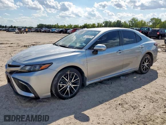 2022 Toyota Camry SE z VIN 4T1G11AK5NU669622, wystawiony jako Copart lot #81820025 z przebiegiem 38 414 mil mil oraz Szkoda całkowita • Salvage title. Historia ofert i sprzedaży dostępna na DreamBid. Obrazek 1.