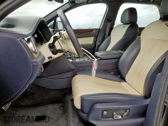 ✅ 2019 Bentley Bentayga V8 • VIN: SJAAM2ZV9KC024691 • Lot: 59217965. Listed on Copart with 33,243 mi. Free auction sales archive from the USA and detailed vehicle history report at DreamBid. Image 7.