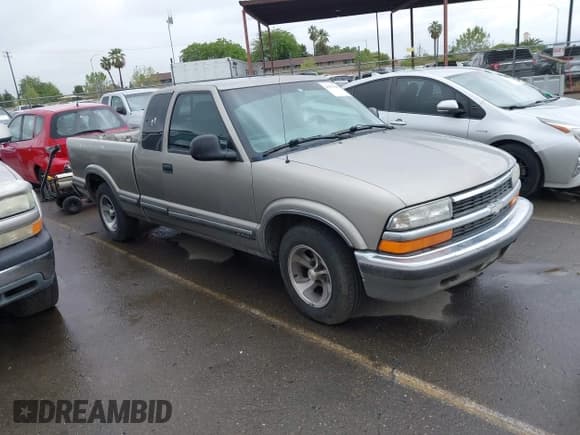 ✅ 1998 Chevrolet S-10 LS • VIN: 1GCCS19X0W8129721 • Lot: 41927965. Listed on IAAI with 180,056 mi. Free auction sales archive from the USA and detailed vehicle history report at DreamBid. Image 1.