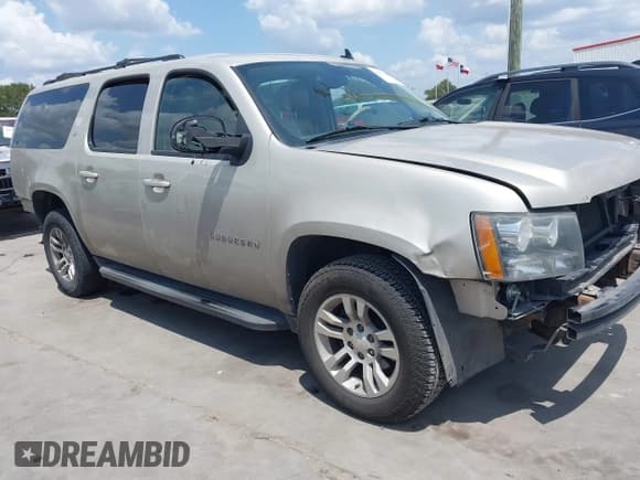 ✅ 2013 Chevrolet Suburban LT • VIN: 1GNSCJE06DR121770 • Lot: 43074095. Wystawiony na IAAI z przebiegiem 240 775 mil. Bezpłatny archiwum sprzedaży aukcyjnych z USA i szczegółowy raport historii pojazdu na DreamBid. Zdjęcie 1.