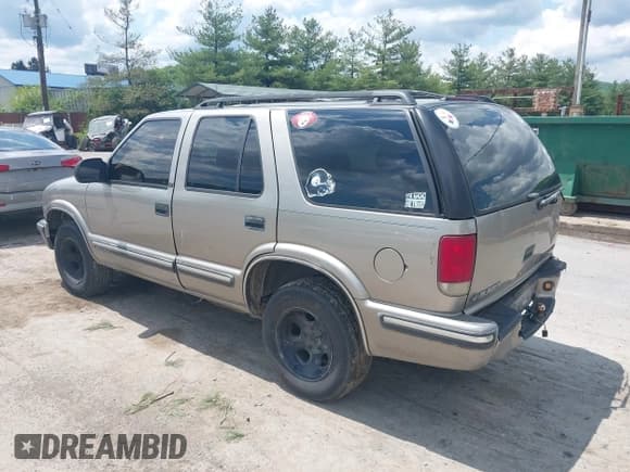 ✅ 1999 Chevrolet Blazer LS • VIN: 1GNCS13WXX2190277 • Лот: 42221860. Опубликован ранее на IAAI с пробегом 298 876 миль. Бесплатный доступ к архиву аукционных продаж из США и подробный отчёт об истории автомобиля на DreamBid. Изображение 3.