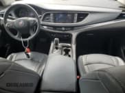 ✅ 2021 Buick Enclave Essence • VIN: 5GAEVAKW6MJ230111 • Лот: 68644305. Опубликован ранее на Copart с пробегом 56 621 миль. Бесплатный доступ к архиву аукционных продаж из США и подробный отчёт об истории автомобиля на DreamBid. Изображение 8.