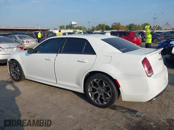 ✅ 2018 Chrysler 300 S • VIN: 2C3CCABGXJH243921 • Lot: 43519556. Listed on IAAI with 114,836 mi. Free auction sales archive from the USA and detailed vehicle history report at DreamBid. Image 14.