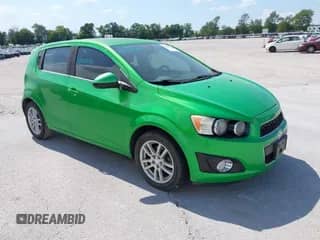 2015 Chevrolet Sonic LT z VIN 1G1JC6SB7F4147472, wystawiony jako IAAI lot #42860588 z przebiegiem 126 909 mil mil oraz . Historia ofert i sprzedaży dostępna na DreamBid. Obrazek 1.