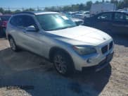 ✅ 2013 BMW X1 xDrive28i • VIN: WBAVL1C53DVR89556 • Лот: 43023928. Опубликован ранее на IAAI с пробегом 153 245 миль. Бесплатный доступ к архиву аукционных продаж из США и подробный отчёт об истории автомобиля на DreamBid. Изображение 1.