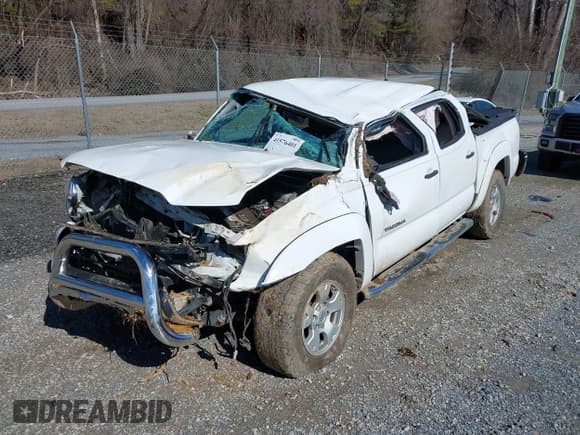 ✅ 2015 Toyota Tacoma • VIN: 5TFLU4EN1FX116529 • Lot: 41576401. Listed on IAAI with 185,909 mi. Free auction sales archive from the USA and detailed vehicle history report at DreamBid. Image 21.