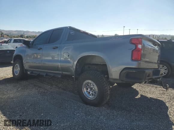 ✅ 2019 Chevrolet Silverado 1500 Custom Trail Boss • VIN: 1GCRYCEFXKZ355285 • Lot: 82586365. Wystawiony na Copart z przebiegiem 77 431 mil. Bezpłatny archiwum sprzedaży aukcyjnych z USA i szczegółowy raport historii pojazdu na DreamBid. Zdjęcie 2.