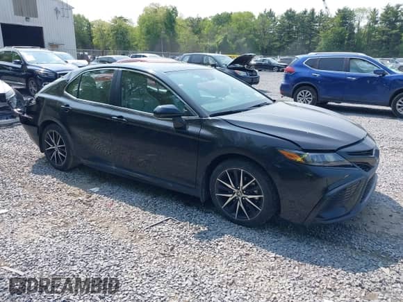 2023 Toyota Camry SE z VIN 4T1G11BKXPU101092, wystawiony jako IAAI lot #42396141 z przebiegiem 22 174 mil mil oraz . Historia ofert i sprzedaży dostępna na DreamBid. Obrazek 1.