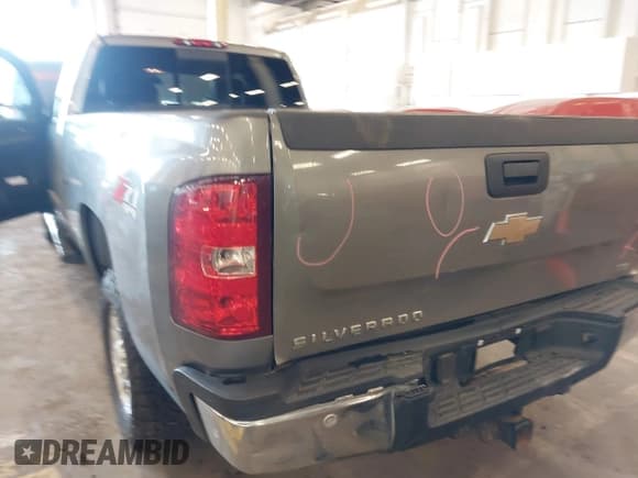 ✅ 2008 Chevrolet Silverado 2500HD 1LT • VIN: 1GCHK29698E176379 • Lot: 41808600. Wystawiony na IAAI z przebiegiem 182 610 mil. Bezpłatny archiwum sprzedaży aukcyjnych z USA i szczegółowy raport historii pojazdu na DreamBid. Zdjęcie 21.