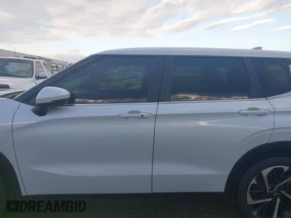 2024 Mitsubishi Outlander SE z VIN JA4J3VA81RZ009113, wystawiony jako IAAI lot #43244317 z przebiegiem 99 284 mil mil oraz . Historia ofert i sprzedaży dostępna na DreamBid. Obrazek 14.