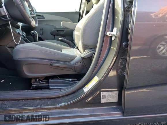 2018 Chevrolet Sonic LS z VIN 1G1JB5SH1J4102764, wystawiony jako Copart lot #76203814 z przebiegiem 29 079 mil mil oraz Nie do naprawy • Non repairable. Historia ofert i sprzedaży dostępna na DreamBid. Obrazek 12.