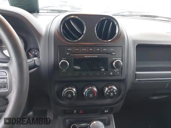 ✅ 2014 Jeep Patriot Sport • VIN: 1C4NJPBA3ED881990 • Lot: 42421450. Wystawiony na IAAI z przebiegiem 154 914 mil. Bezpłatny archiwum sprzedaży aukcyjnych z USA i szczegółowy raport historii pojazdu na DreamBid. Zdjęcie 15.