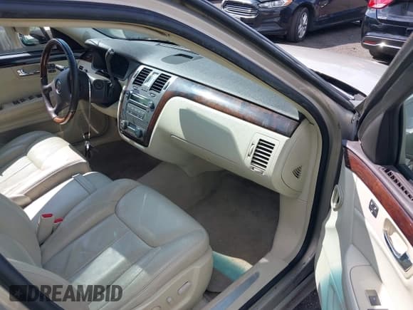 ✅ 2009 Cadillac DTS 1SA • VIN: 1G6KD57Y59U132055 • Lot: 42745799. Wystawiony na IAAI z przebiegiem 161 560 mil. Bezpłatny archiwum sprzedaży aukcyjnych z USA i szczegółowy raport historii pojazdu na DreamBid. Zdjęcie 5.