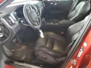 ✅ 2018 Volvo XC60 Momentum • VIN: LYV102RK1JB068834 • Lot: 93435735. Wystawiony na Copart z przebiegiem 58 456 mil. Bezpłatny archiwum sprzedaży aukcyjnych z USA i szczegółowy raport historii pojazdu na DreamBid. Zdjęcie 7.