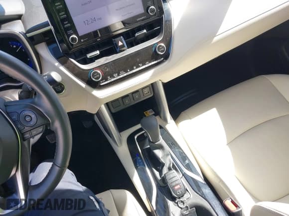 ✅ 2022 Toyota Corolla Cross XLE • VIN: 7MUDAABG2NV026091 • Lot: 43565474. Listed on IAAI with 33,524 mi. Free auction sales archive from the USA and detailed vehicle history report at DreamBid. Image 11.