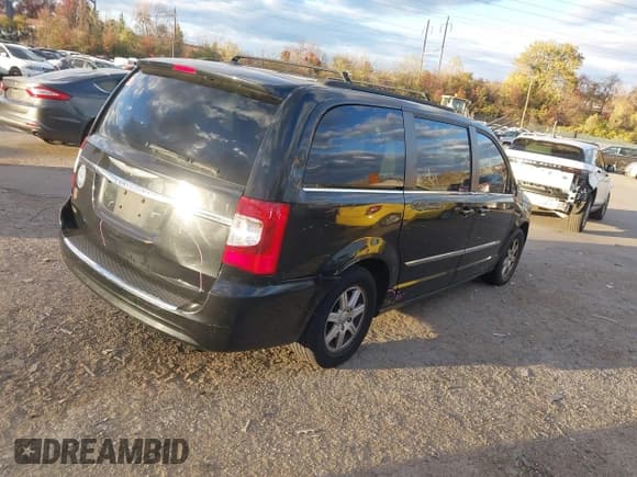 ✅ 2012 Chrysler Town & Country Touring L • VIN: 2C4RC1CG7CR143566 • Лот: 43695204. Опубликован ранее на IAAI с пробегом 231 787 миль. Бесплатный доступ к архиву аукционных продаж из США и подробный отчёт об истории автомобиля на DreamBid. Изображение 4.