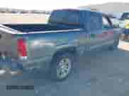 2006 Chevrolet Silverado 1500 LT1 z VIN 2GCEC13T261175923, wystawiony jako IAAI lot #43088575 z przebiegiem 463 390 mil mil oraz . Historia ofert i sprzedaży dostępna na DreamBid. Obrazek 4.