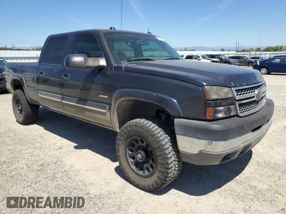 2005 Chevrolet Silverado 2500HD LT with VIN 1GCHK232X5F910202, listed as a Copart auction lot 61268935 with 208,444 mi miles and Salvage title. Bid and sale history available at DreamBid. Image 4.
