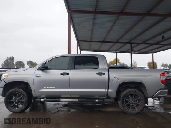 ✅ 2017 Toyota Tundra SR5 • VIN: 5TFDY5F12HX597887 • Lot: 43705073. Listed on IAAI with 93,718 mi. Free auction sales archive from the USA and detailed vehicle history report at DreamBid. Image 14.
